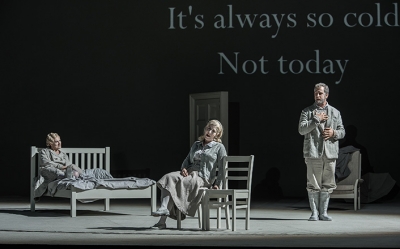 Helena Rasker als Erna, Sarah Wegener als Hebamme, Christoph Pohl als Johannes (c) ROH, Clive Barda