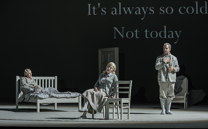 Helena Rasker als Erna, Sarah Wegener als Hebamme, Christoph Pohl als Johannes (c) ROH, Clive Barda